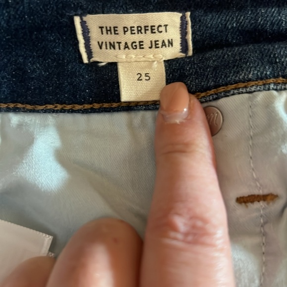 Madewell- The Perfect Vintage Jean in Manorford Wash: Instacozy Edition - Picture 9 of 13